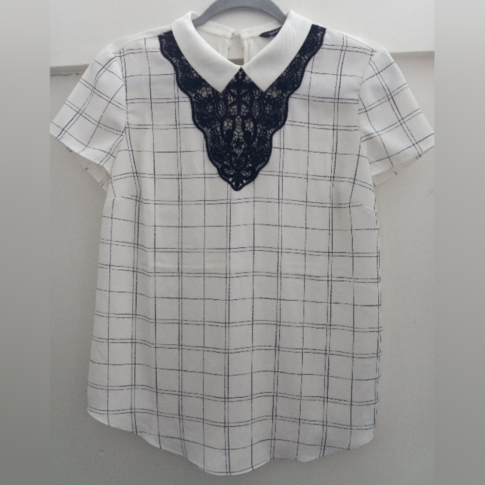 💫RW&CO Women's White Plaid Top with Black Lace Detail Short Sleeve